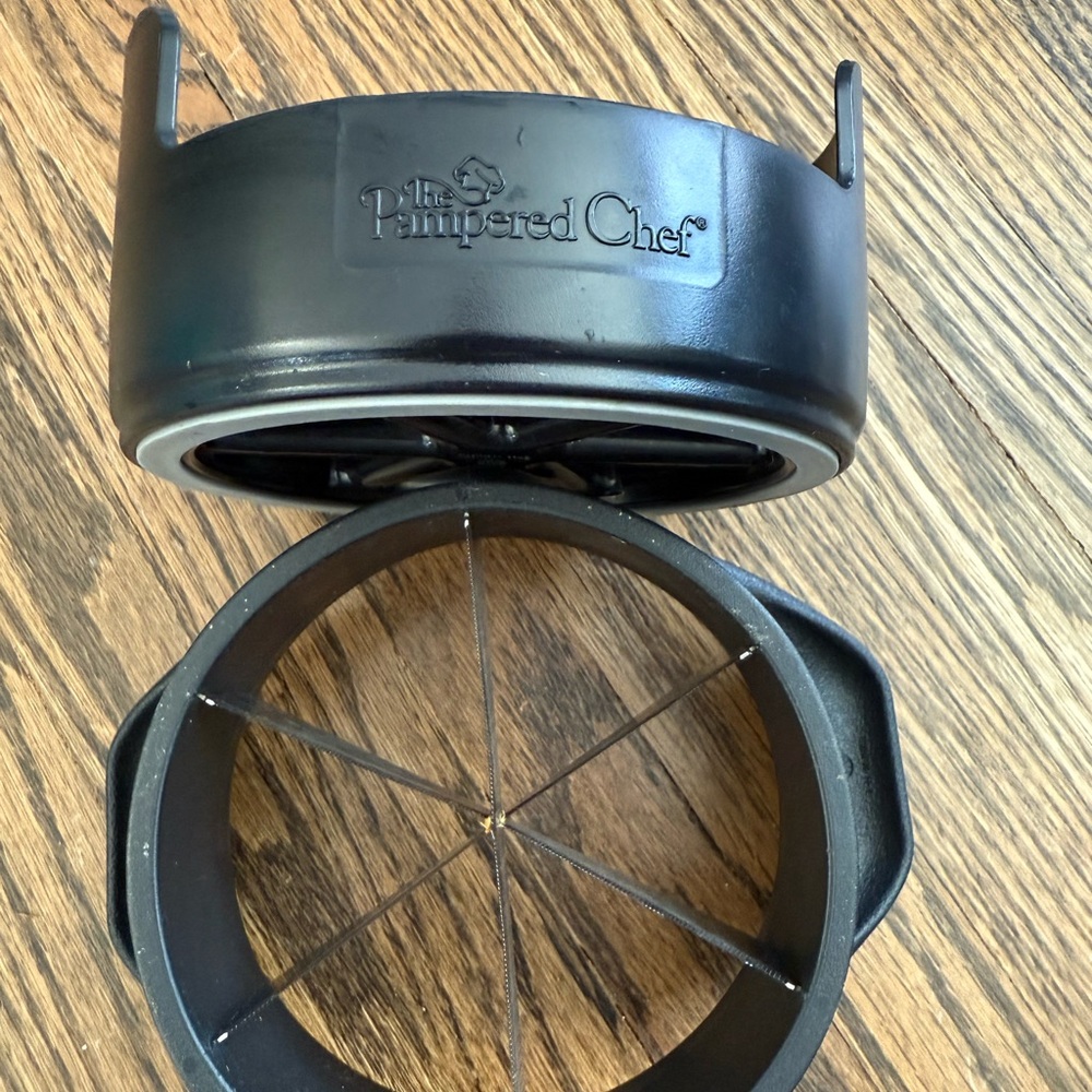 Pampered Chef Black Apple Slicer